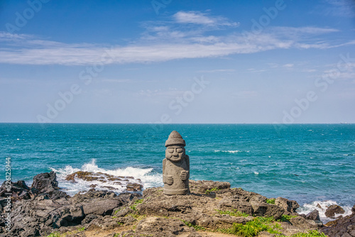 제주도 바닷가의 돌하르방. 현무암으로 만든 제주도 전통 조각상.