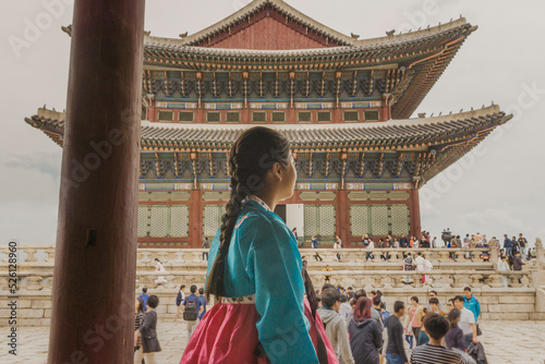 Photography 서울에 있는 경복궁에서 한복을 입고 있는 여자 어린이.