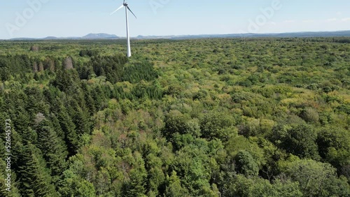 Eolienne du parc éolien sur la localité de Chamole dans le jura photo