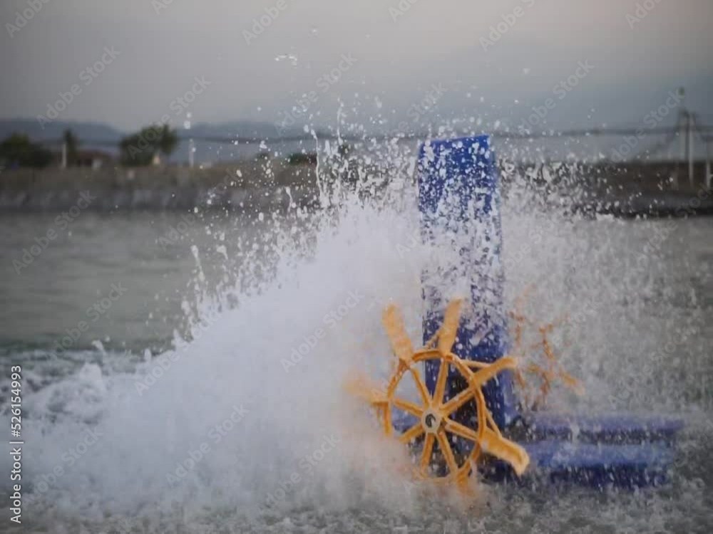 The spinning wheel acts as an aerator in shrimp farming ponds vídeo de