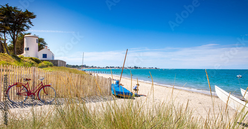 Plage et dune en été sur l'île de Noirmoutier en France.