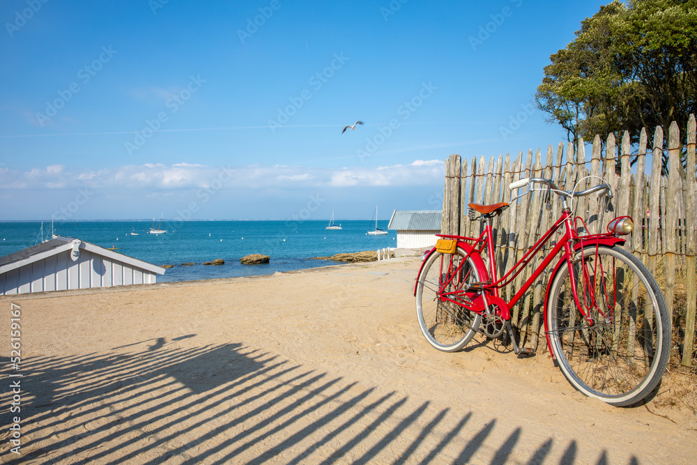 Fototapeta premium Balade à vélo sur le littoral de Vendée, île de Noirmoutier en France.