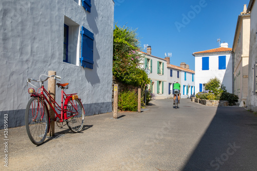 Vieux v  lo rouge dans les rue d un village sur l   le de Noirmoutier en Vend  e  France.