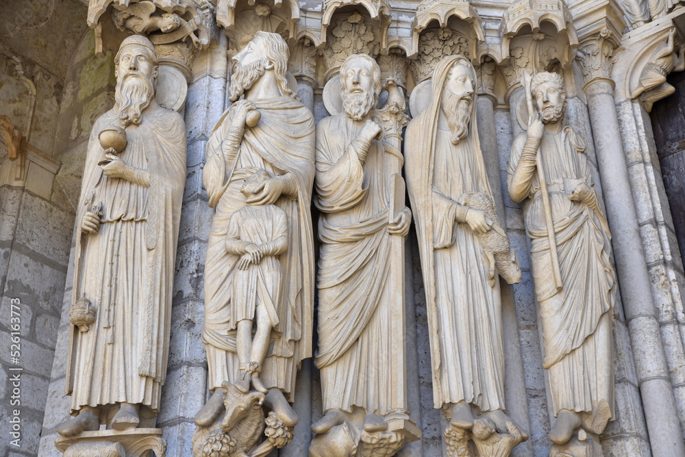 Statues de la cathédrale de Chartres. France
