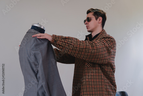 Fotografía A young tailor preparing a new suit