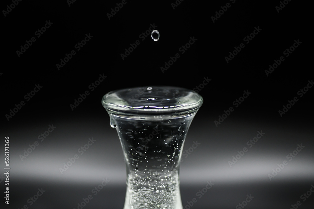 Goutte D Eau Qui Fait D Border Le Vase Stock Photo Adobe Stock