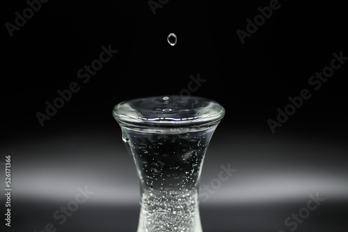 Goutte d'eau qui fait déborder le vase photo