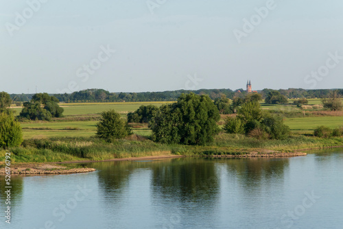 Die Elbe bei Tangermünde in Sachsen-Anhalt. Im Hintergrund Kloster Jerichow