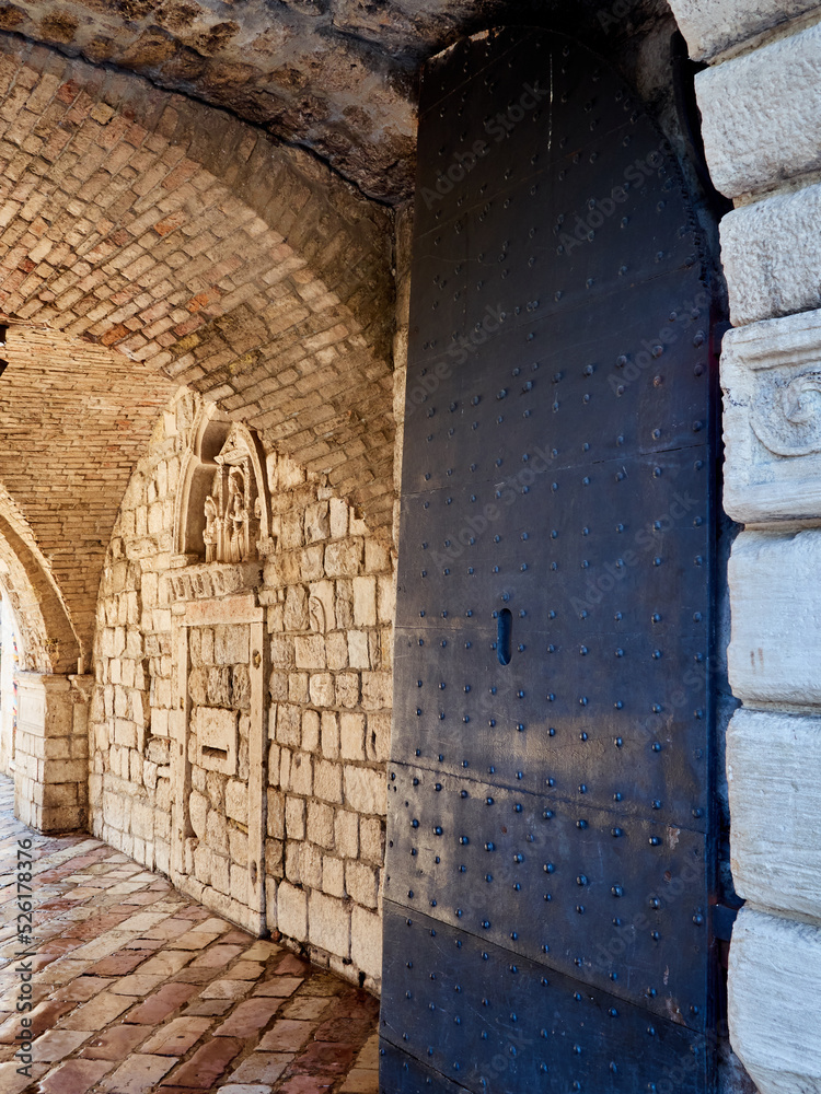 Fotka „Sea Gate, main entrance to Kotor Old Town built in 16th century ...