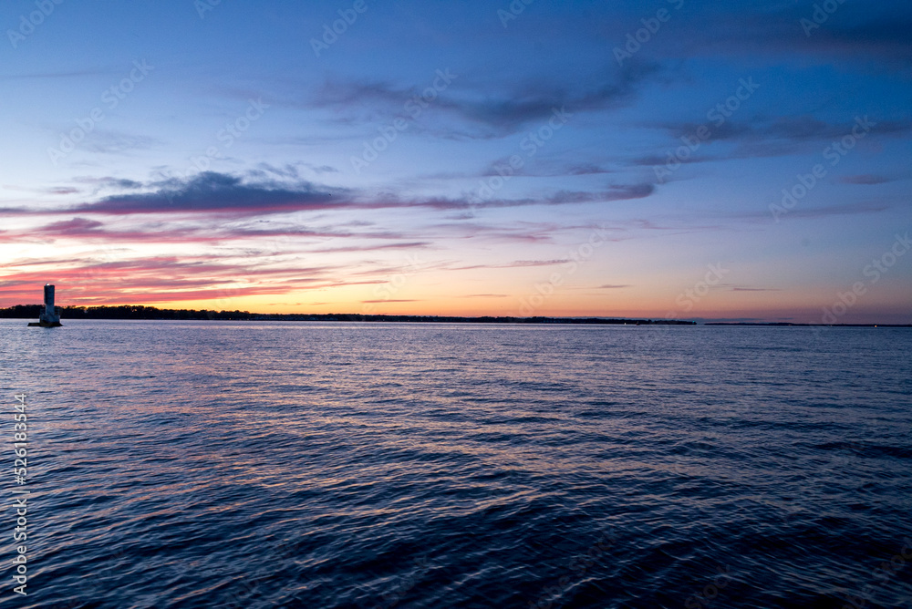Obraz premium Sunset on Lake Erie overlooking the Sandusky Bay