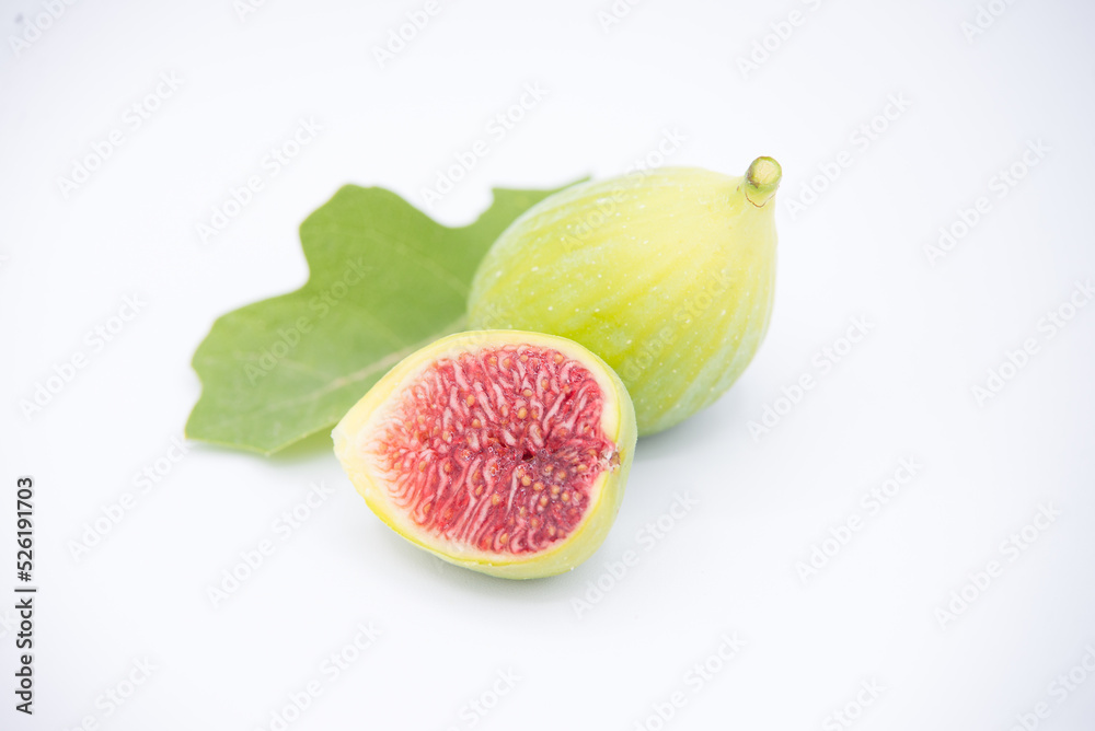Figue mure coupée isolée sur fond blanc avec sa feuille 3 Figue mure coupée isolée sur fond blanc avec sa feuille 3