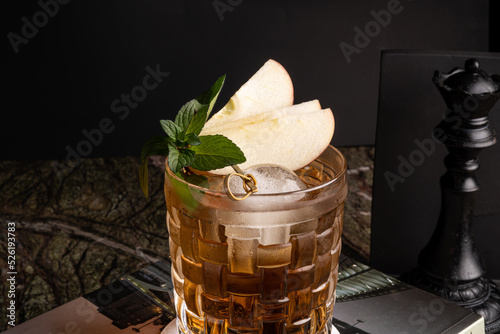 Konstfotografi Cóctel sobre fondo negro en un bar con garnitura de manzana mezcal tequila bar v