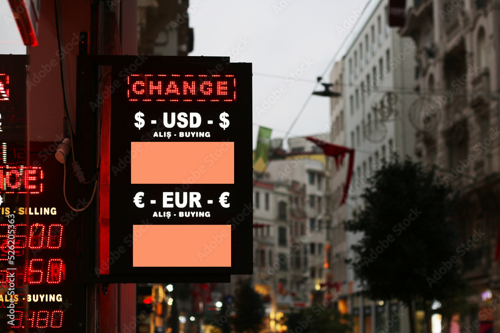 Obraz premium Exchange office working for tourists to exchange money in istanbul istiklal street