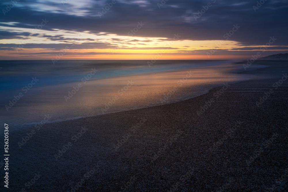 Fototapeta premium Strand an der Nordsee in Dänemark nach Sonnenuntergang als Langzeitbelichtung