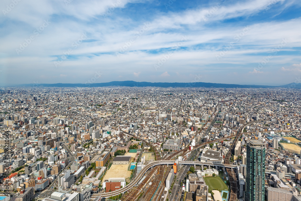 Obraz premium 高層ビルの上から見える大阪の街並み