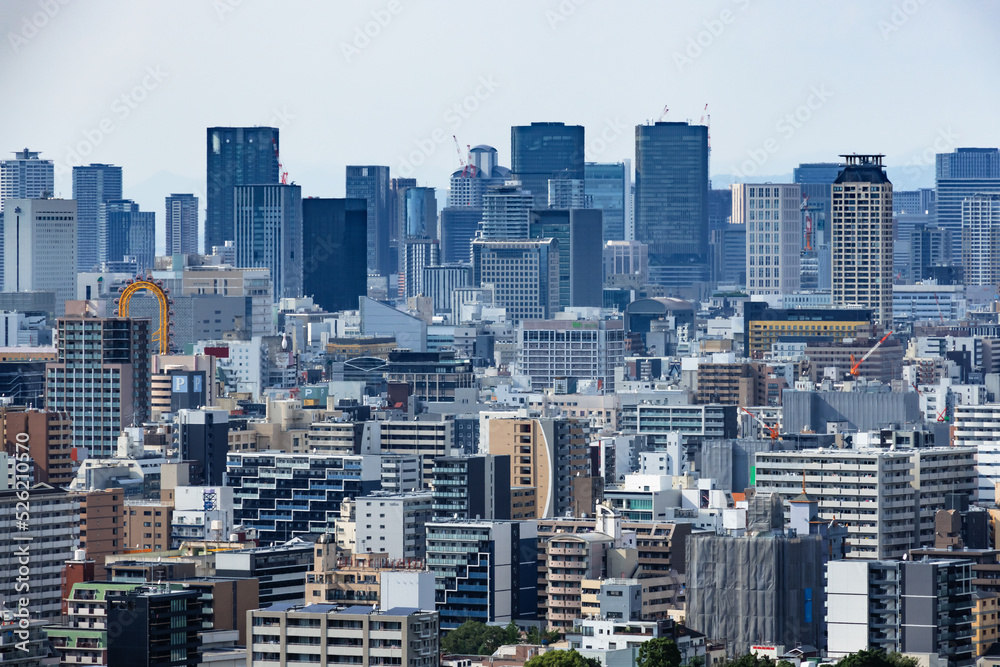 高層ビルの上から見える大阪の街並み