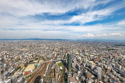 高層ビルの上から見える大阪の街並み