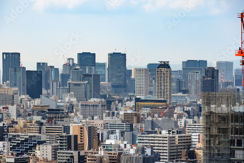 高層ビルの上から見える大阪の街並み