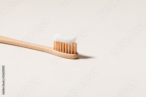 Konstfotografi close up of bamboo toothbrush with toothpaste.