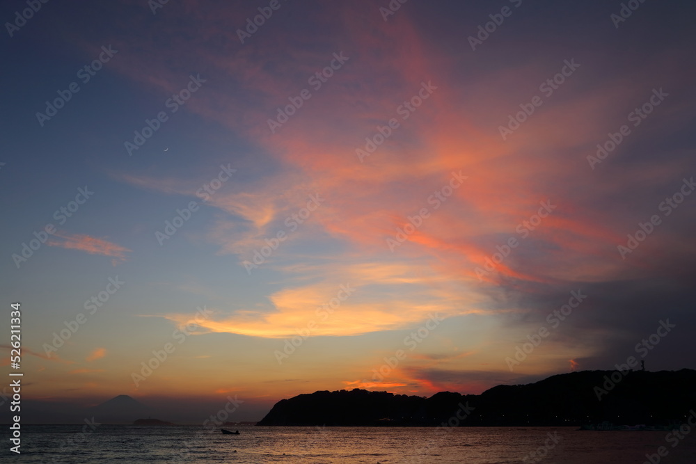 逗子海岸から見る夏の夕暮れの江ノ島と富士山の景色