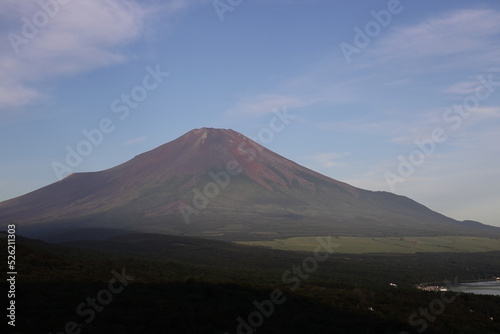 夏の富士山と山中湖の景色