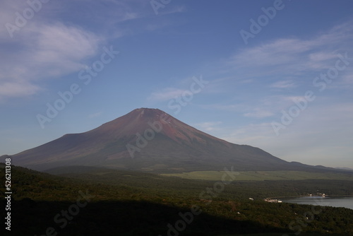 夏の富士山と山中湖の景色