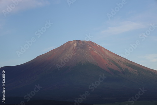 夏の富士山と山中湖の景色