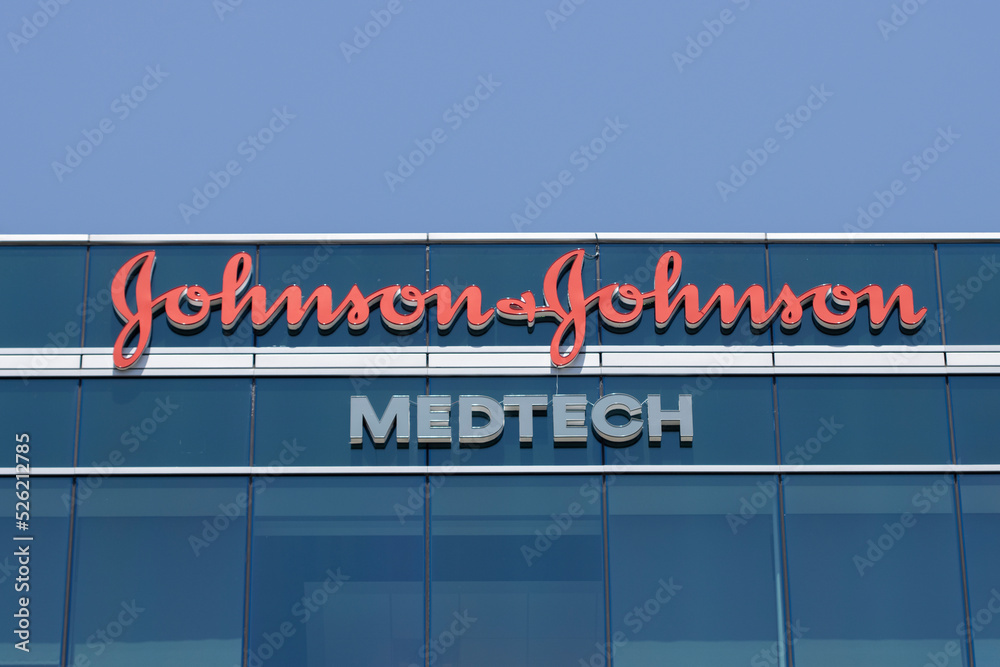 Foto de Santa Clara, CA, USA Apr 29, 2022 Johnson and Johnson MedTech logo is seen at its