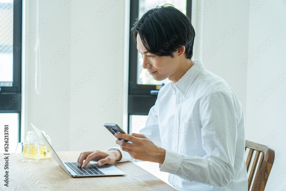 自宅でパソコン作業をする日本人 自宅でパソコン作業をする日本人