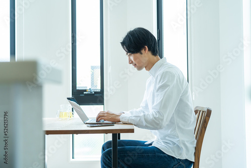 自宅でパソコン作業をする日本人 photo