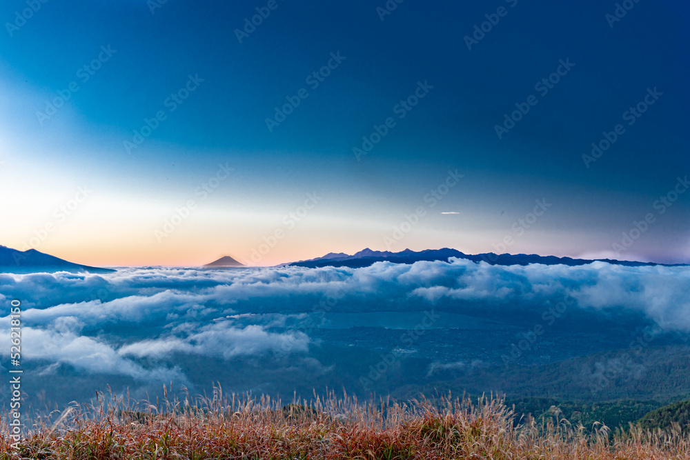 Fototapeta premium 雲海に浮かぶ富士山