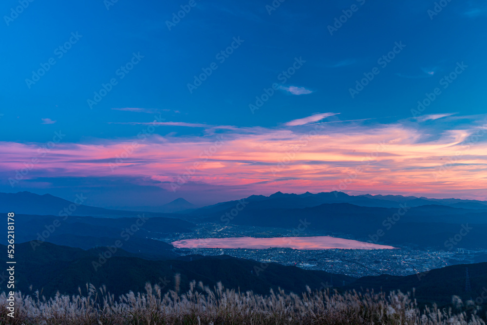 Obraz premium 夕暮れの諏訪湖