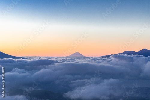 雲海に浮かぶ富士山 © 摩訶不思議