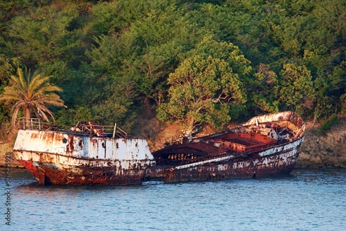 Schiffswrack am Ufer