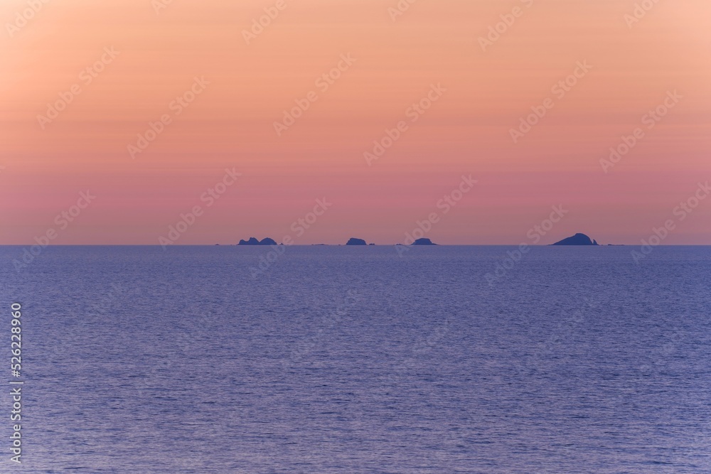 能登半島で見た夕焼けに染まる日本海と島のコラボ情景＠石川