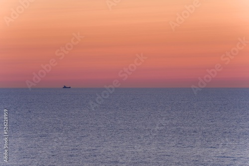 能登半島で見た夕焼けに染まる日本海を進む貨物船の情景＠石川