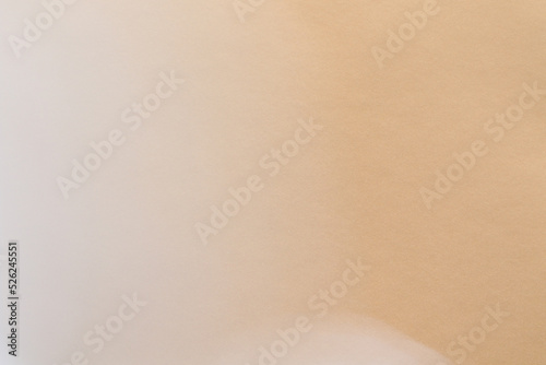 Fotografía smooth white blur tulle fabric on brown paper