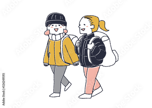 女性二人で談笑しながら歩く様子　さまざまな地域を最小限の荷物で自由に旅をするバックパッカー達