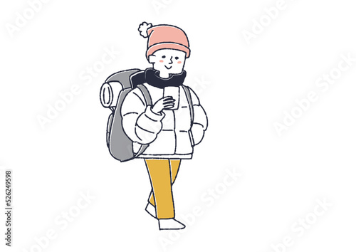 スマホを見ながら歩く男性　さまざまな地域を最小限の荷物で自由に旅をするバックパッカー達