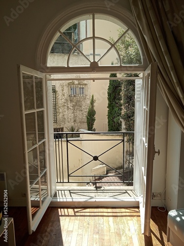 Porte-fenêtre demie lune en bois blanc paris hosmanienne