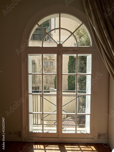 Porte-fen  tre demie lune en bois blanc paris hosmanienne