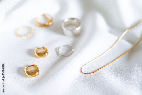 ゴールドとシルバーのアクセサリー
