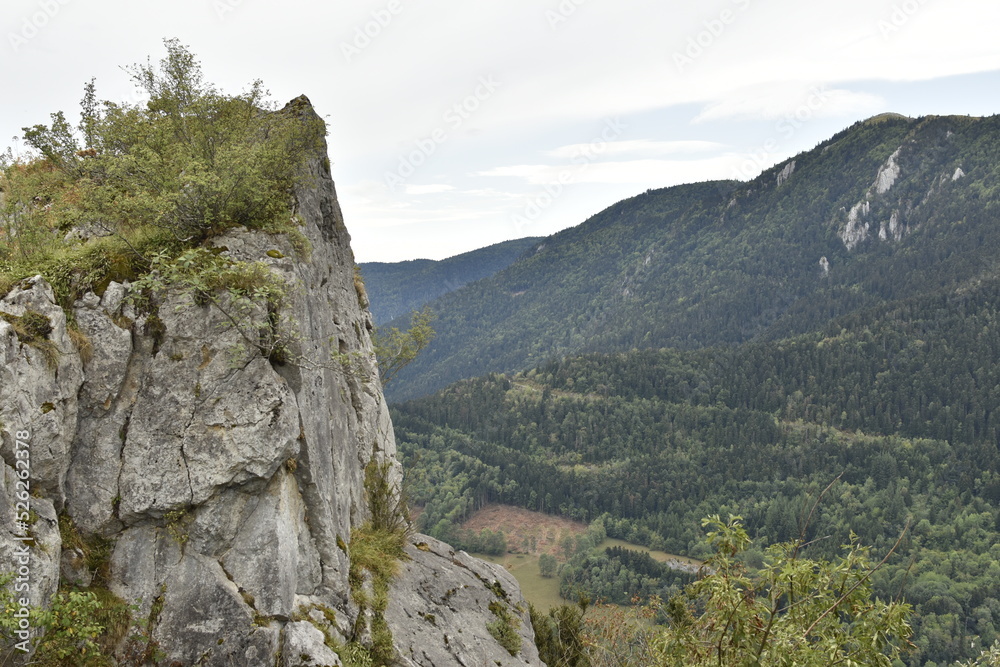 paysage de montagne à Montségur en Ariège