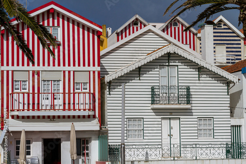 Die bunt gestreiften Hausfassaden von Costa Nova, Portugal