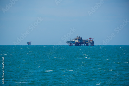 Fototapeta Naklejka Na Ścianę i Meble -  Oil platform on the ocean