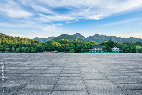 Empty square floor and green forest with mountain scenery in Hangzhou, China Fototapet