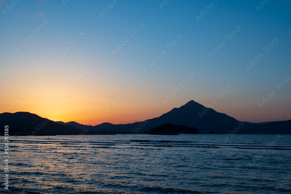 福井県若狭高浜から望む青葉山の夕景