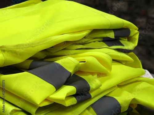 Empilement de gilets de sécurité jaunes avec bande réfléchissante