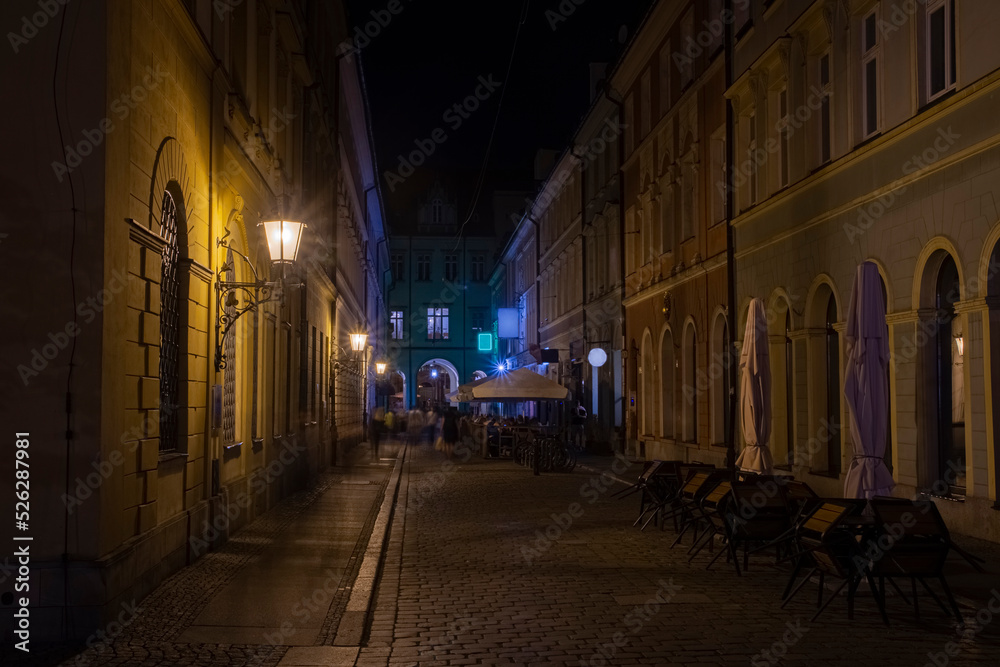 Aleja na wrocławskim Starym Mieście nocną porą | An alley in Wrocław's Old Town at night