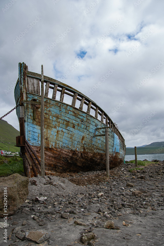 Schiffswrack am Strand von Fuglafjørður, Insel Eysturoy, Färöer Inseln Schiffswrack am Strand von Fuglafjørður, Insel Eysturoy, Färöer Inseln